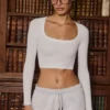 Sömlös, mjuk ribbad crop top med utskärningar i vitt Sömlös, mjuk ribbad crop top med utskärningar i vitt