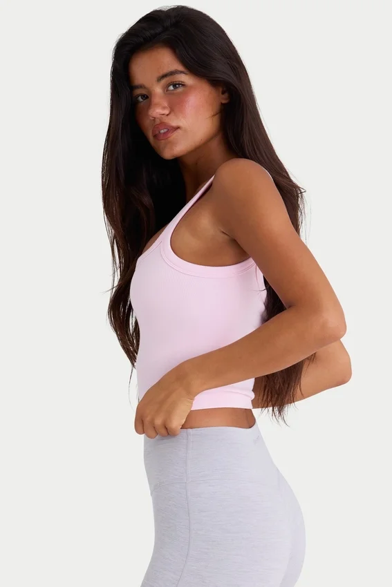 Sömlös, mjuk ribbad tank top med fyrkantig halsringning i puderrosa Sömlös, mjuk ribbad tank top med fyrkantig halsringning i puderrosa