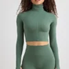 Soft Active-crop-top med hög hals i khaki Soft Active-crop-top med hög hals i khaki
