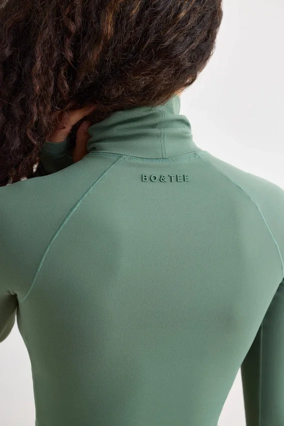 Soft Active-crop-top med hög hals i khaki Soft Active-crop-top med hög hals i khaki
