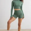 Soft Active-crop-top med hög hals i khaki Soft Active-crop-top med hög hals i khaki