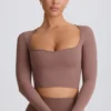 Soft Active crop top med hjärtformad halsringning i färgen Mocha Soft Active crop top med hjärtformad halsringning i färgen Mocha