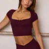 Soft Active crop top med hjärtformad halsringning i vinrött Soft Active crop top med hjärtformad halsringning i vinrött