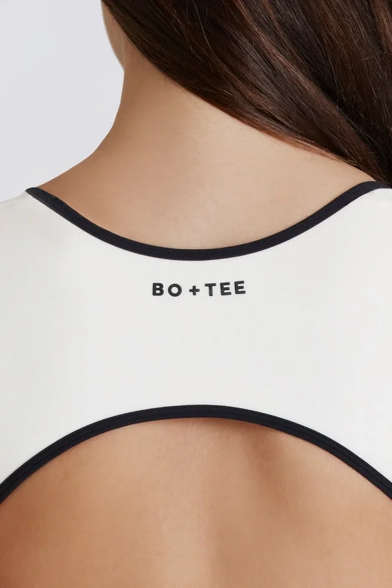 Soft Active-helbody med öppen rygg i färgen Ivory Soft Active-helbody med öppen rygg i färgen Ivory