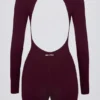 Soft Active-helkostym med öppen rygg i burgundy Soft Active-helkostym med öppen rygg i burgundy