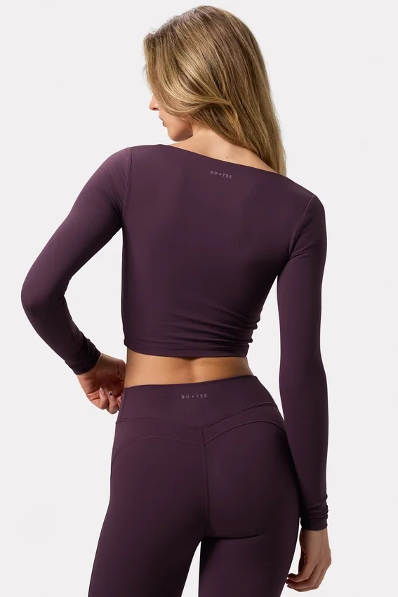 Soft Active kort topp med vridet framstycke i plommon Soft Active kort topp med vridet framstycke i plommon