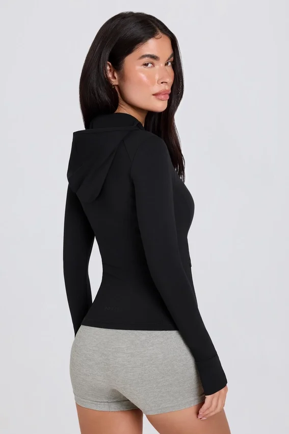 Soft Active-mellanlagerjacka med huva i svart Soft Active-mellanlagerjacka med huva i svart