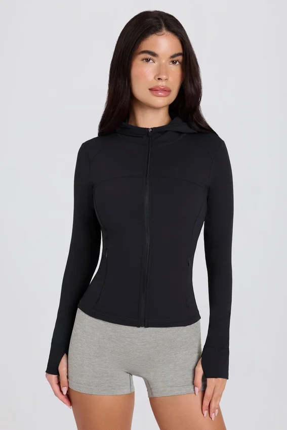 Soft Active-mellanlagerjacka med huva i svart Soft Active-mellanlagerjacka med huva i svart