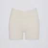Soft Active-minishorts med fickor och V-midja i färgen Cream Soft Active-minishorts med fickor och V-midja i färgen Cream