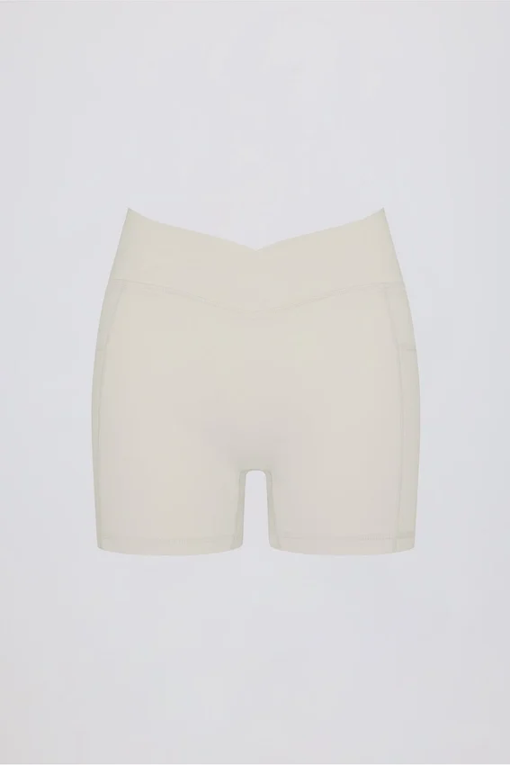 Soft Active-minishorts med fickor och V-midja i färgen Cream Soft Active-minishorts med fickor och V-midja i färgen Cream