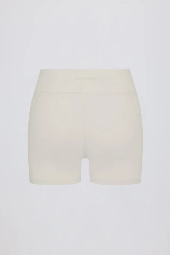 Soft Active-minishorts med fickor och V-midja i färgen Cream Soft Active-minishorts med fickor och V-midja i färgen Cream