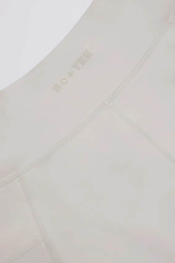 Soft Active-minishorts med fickor och V-midja i färgen Cream Soft Active-minishorts med fickor och V-midja i färgen Cream