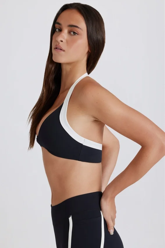 Soft Active sport-BH med vridet framsida och halterneck i svart Soft Active sport-BH med vridet framsida och halterneck i svart