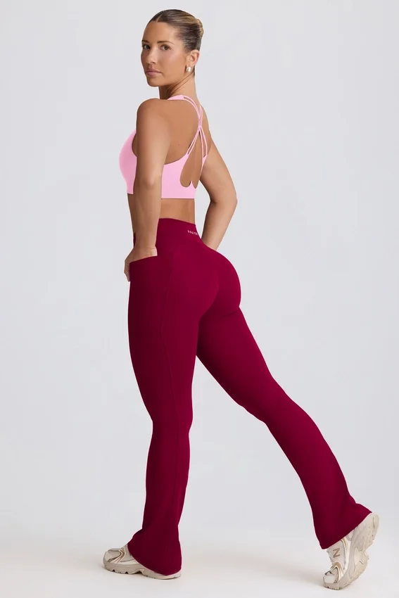 Soft Active V-formad midja med fickor och utsvängda ben i vinrött Soft Active V-formad midja med fickor och utsvängda ben i vinrött