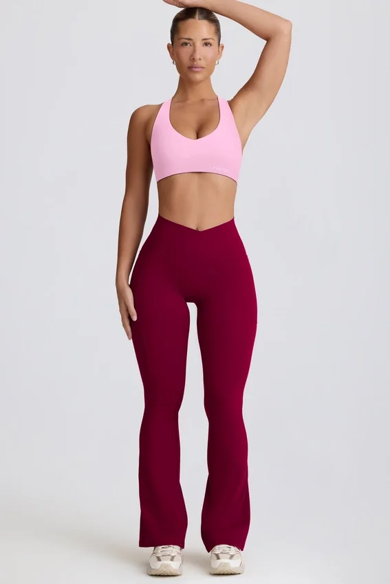Soft Active V-formad midja med fickor och utsvängda ben i vinrött Soft Active V-formad midja med fickor och utsvängda ben i vinrött