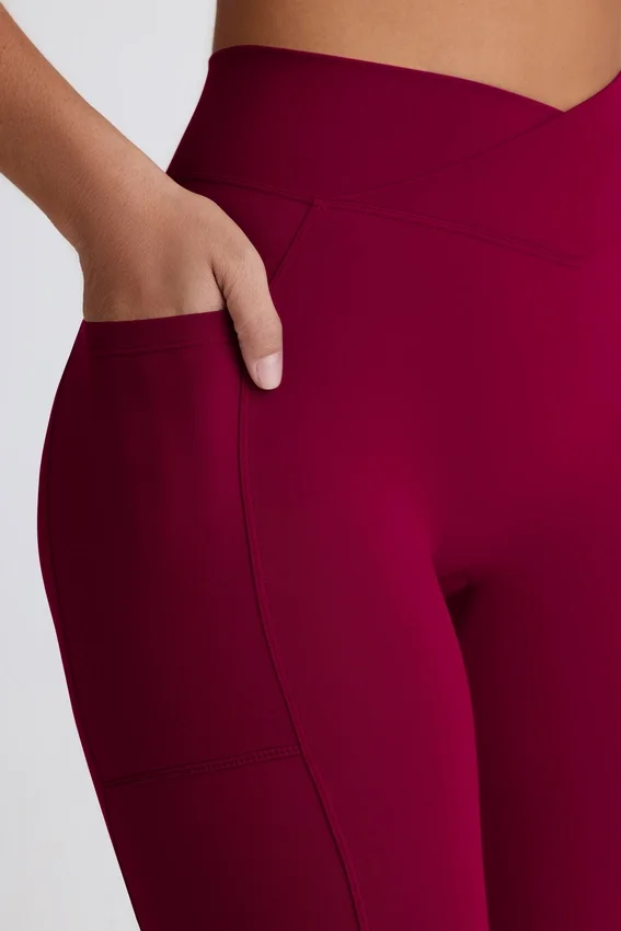 Soft Active V-formad midja med fickor och utsvängda ben i vinrött Soft Active V-formad midja med fickor och utsvängda ben i vinrött