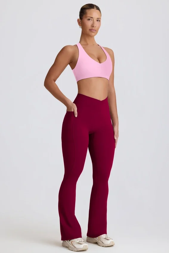 Soft Active V-formad midja med fickor och utsvängda ben i vinrött Soft Active V-formad midja med fickor och utsvängda ben i vinrött
