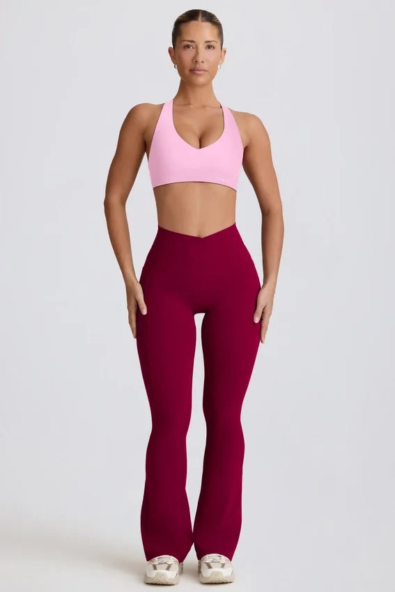 Soft Active V-formad midja med fickor och utsvängda ben i vinrött Soft Active V-formad midja med fickor och utsvängda ben i vinrött