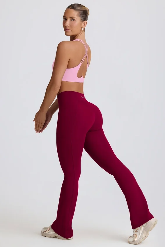 Soft Active V-formad midja med fickor och utsvängda ben i vinrött Soft Active V-formad midja med fickor och utsvängda ben i vinrött