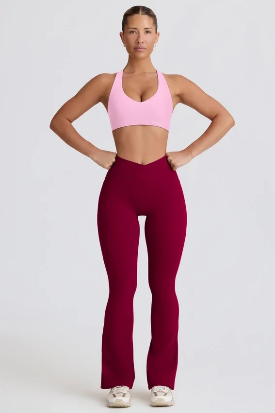 Soft Active V-formad midja med fickor och utsvängda ben i vinrött Soft Active V-formad midja med fickor och utsvängda ben i vinrött