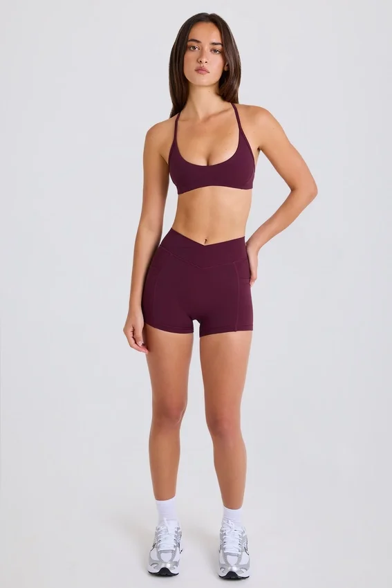 Soft Active V-formade minishorts med fickor i vinrött Soft Active V-formade minishorts med fickor i vinrött