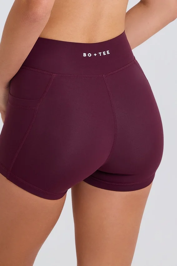 Soft Active V-formade minishorts med fickor i vinrött Soft Active V-formade minishorts med fickor i vinrött