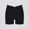 Soft Active V-Waist Pocket Mini Shorts i svart Soft Active V-Waist Pocket Mini Shorts i svart