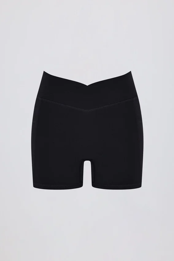 Soft Active V-Waist Pocket Mini Shorts i svart Soft Active V-Waist Pocket Mini Shorts i svart