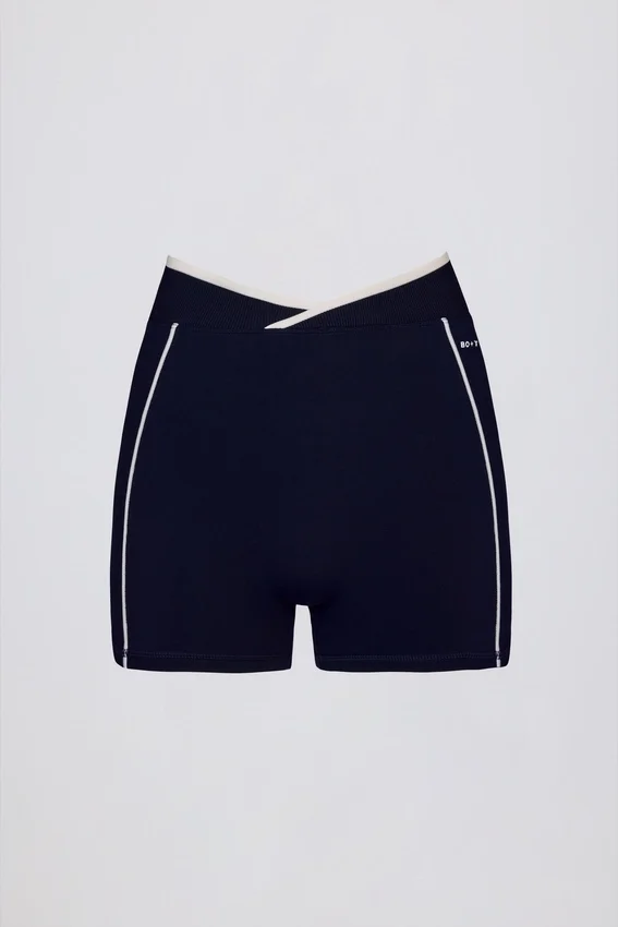 Soft Active Wrapover Contrast Mini Shorts i klassisk marinblå Soft Active Wrapover Contrast Mini Shorts i klassisk marinblå