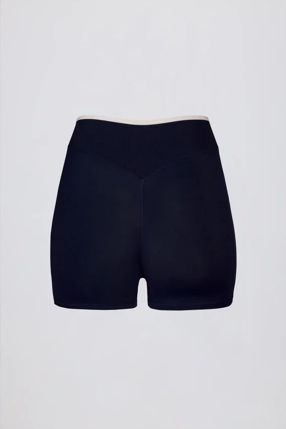 Soft Active Wrapover Contrast Mini Shorts i klassisk marinblå Soft Active Wrapover Contrast Mini Shorts i klassisk marinblå