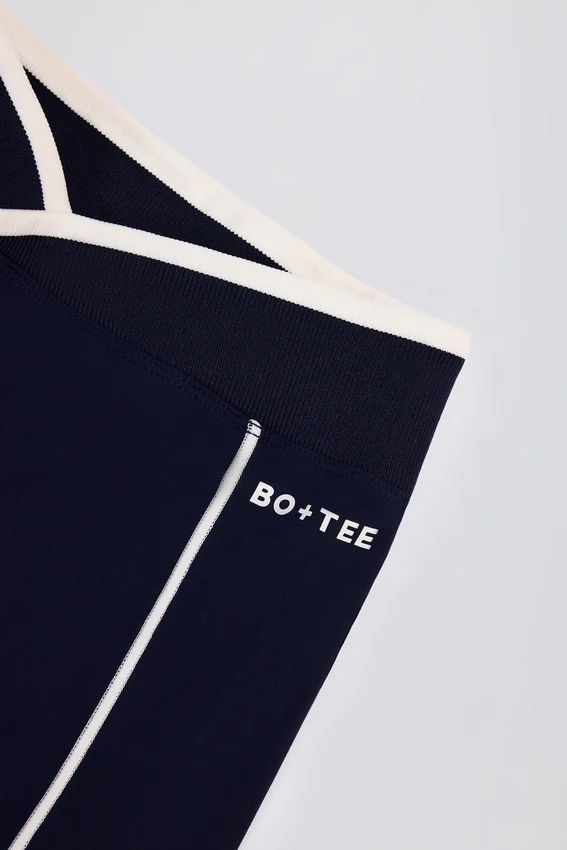 Soft Active Wrapover Contrast Mini Shorts i klassisk marinblå Soft Active Wrapover Contrast Mini Shorts i klassisk marinblå