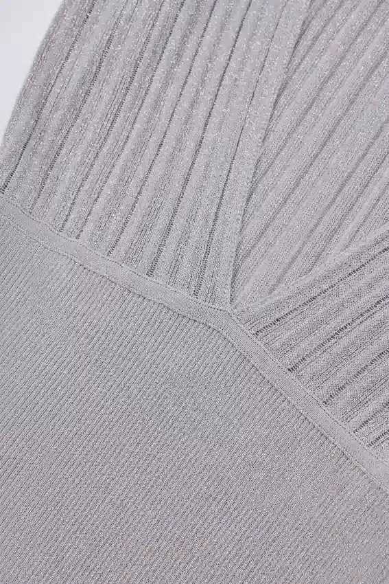 Solara rygglös maxiklänning med halterneck i silver Solara rygglös maxiklänning med halterneck i silver
