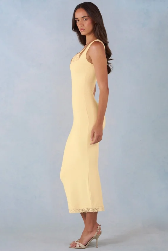 Sorelle Modal Lace-Trim Midaxi-klänning i smörgul Sorelle Modal Lace-Trim Midaxi-klänning i smörgul