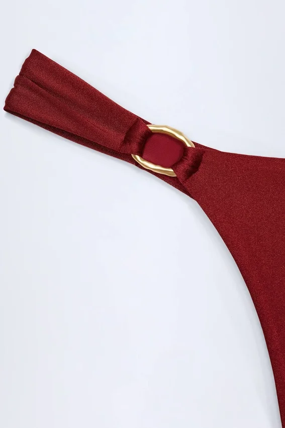 St Barts stringbikini-underdelar med metalldetaljer i mörk körsbär St Barts stringbikini-underdelar med metalldetaljer i mörk körsbär