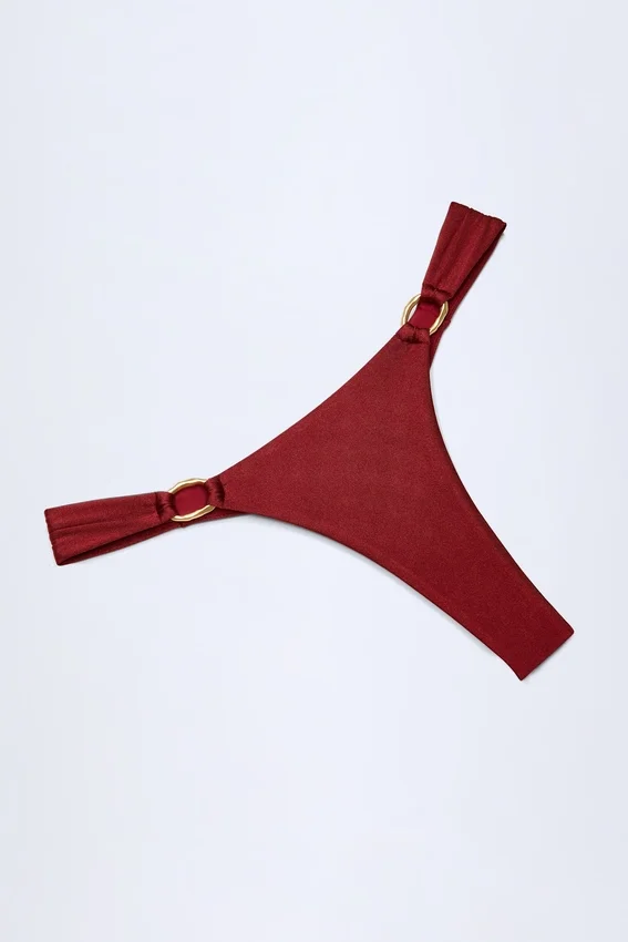 St Barts stringbikini-underdelar med metalldetaljer i mörk körsbär St Barts stringbikini-underdelar med metalldetaljer i mörk körsbär