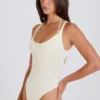 Stretchig bomullsjersey-bodys med korsrygg i krämfärg Stretchig bomullsjersey-bodys med korsrygg i krämfärg