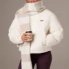 Strickad randig halsduk i elfenben Strickad randig halsduk i elfenben