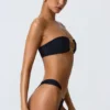 Sunny Isles Bandeau-bikinitopp med utskärningar och dekorationer i svart Sunny Isles Bandeau-bikinitopp med utskärningar och dekorationer i svart
