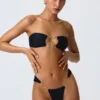 Sunny Isles Bandeau-bikinitopp med utskärningar och dekorationer i svart Sunny Isles Bandeau-bikinitopp med utskärningar och dekorationer i svart