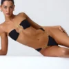 Sunny Isles Bandeau-bikinitopp med utskärningar och dekorationer i svart Sunny Isles Bandeau-bikinitopp med utskärningar och dekorationer i svart