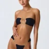 Sunny Isles Bandeau-bikinitopp med utskärningar och dekorationer i svart Sunny Isles Bandeau-bikinitopp med utskärningar och dekorationer i svart