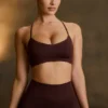 Super Sculpt sömlös sport-BH med korsad rygg i choklad Super Sculpt sömlös sport-BH med korsad rygg i choklad