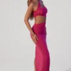 Suvi asymmetrisk maxiklänning med rynkad halsringning i fuchsia Suvi asymmetrisk maxiklänning med rynkad halsringning i fuchsia