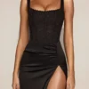 Taliah Lace Soft-Scoop Corset Satin Midaxi-klänning i svart Taliah Lace Soft-Scoop Corset Satin Midaxi-klänning i svart
