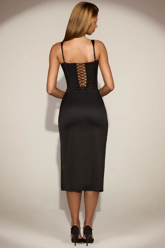 Taliah Lace Soft-Scoop Corset Satin Midaxi-klänning i svart Taliah Lace Soft-Scoop Corset Satin Midaxi-klänning i svart