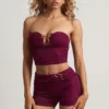 Tarni bandeau-crop-top med metalldetaljer i bärlila Tarni bandeau-crop-top med metalldetaljer i bärlila