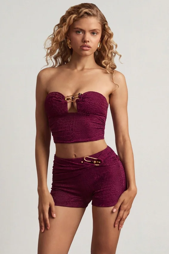 Tarni bandeau-crop-top med metalldetaljer i bärlila Tarni bandeau-crop-top med metalldetaljer i bärlila