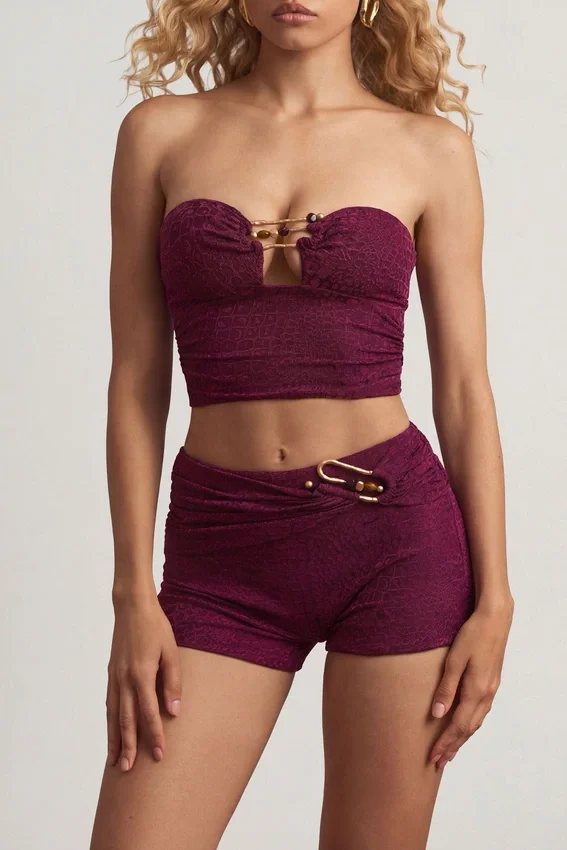 Tarni bandeau-crop-top med metalldetaljer i bärlila Tarni bandeau-crop-top med metalldetaljer i bärlila