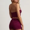 Tarni bandeau-crop-top med metalldetaljer i bärlila Tarni bandeau-crop-top med metalldetaljer i bärlila