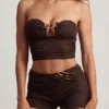 Tarni bandeau-crop-top med metalldetaljer i mörk choklad Tarni bandeau-crop-top med metalldetaljer i mörk choklad